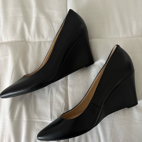 Nine West Black Leather Pointed-Toe Pumps - Picture 4 of 6